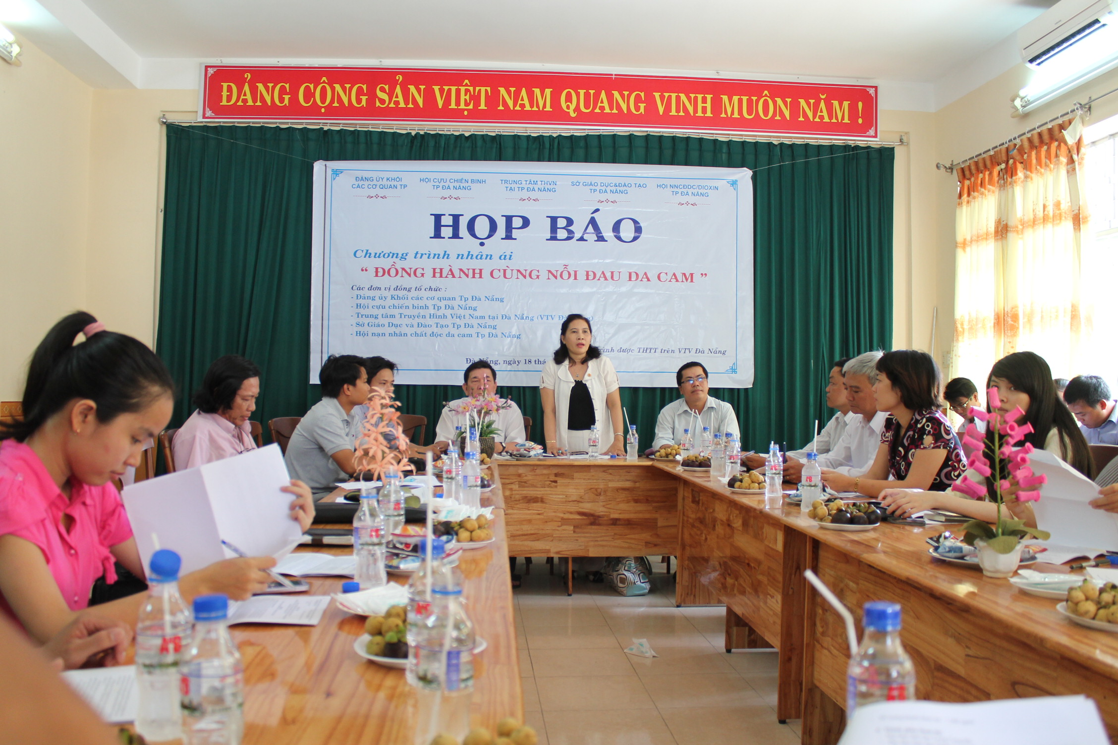 ນະຄອນ Da Nang ຮ່ວມເດີນທາງກັບຜູ້ປະສົບເຄາະຮ້າຍຈາກທາດພິດສີສົ້ມ.